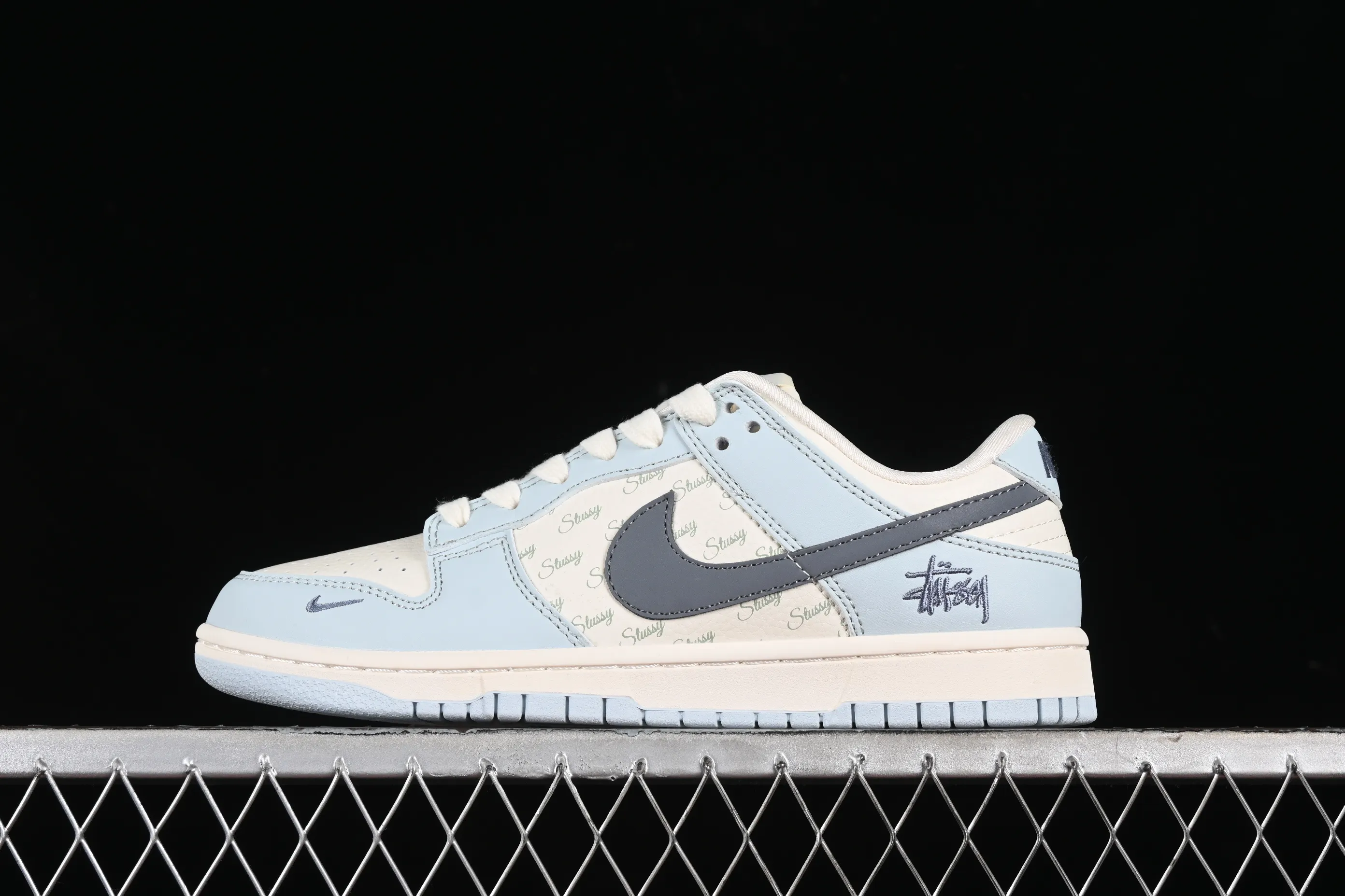 All Categories Nk SB Dunk Series Nk SB Dunk Low High-end Customized Low-top Sneakers Nk SB Dunk Low Stusi Joint-English Light Blue Anniversary High-end Customized Low-top Casual Sneakers CF3688-012